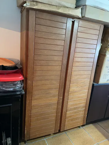 Armário Multiuso de Madeira com 2 Portas - 1,62m x 1,02m 