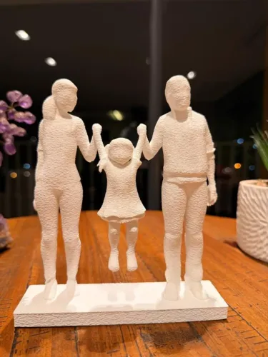 Escultura Família Decorativa em Impressão 3D | Estátua Afetiva com Base