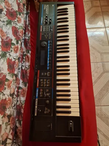 Roland Juno Di. Para retirada de peças.