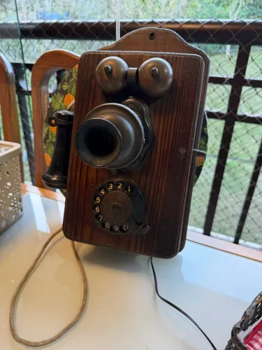 Telefone antigo de parede em madeira