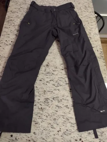 Calça de Neve e Esqui Quechua (marca de montanhismo da Decathlon)