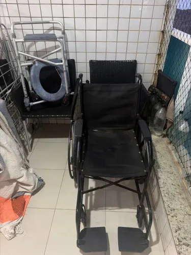 Cadeira de rodas e cadeira de banho e vaso sanitário