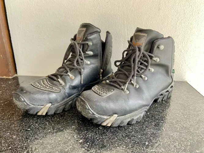 Par de botas para moto MacBoot Tamanho 41 - Conforto e Segurança 