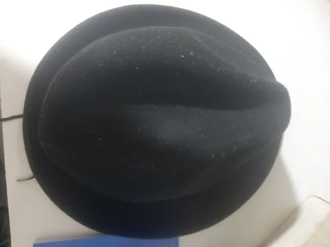 Chapéu de feltro preto