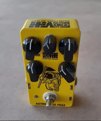 Pedal DMT Astro Bass Fuzz (Duality Darkglas) com controle de ganho