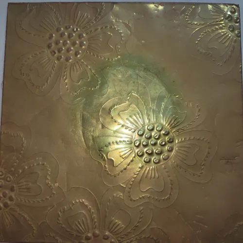 Quadro metálico floral em relevo