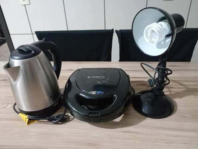 Chaleira elétrica, máquina de crepe e luminária
