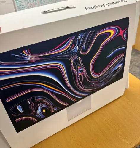 Studio Display 27? standard glass lacrado