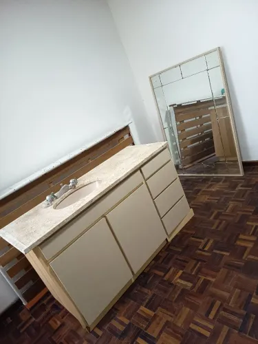 Conjunto pia e armário de banheiro