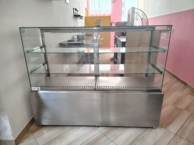 Expositora refrigerada para doces e bolos