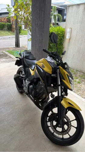 CB300F Dourada 2023