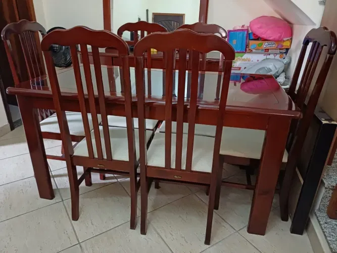 Mesa de jantar mogno com 6 cadeiras