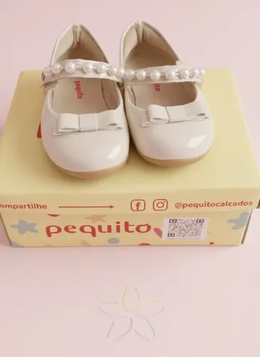 Sapatilha infantil bege com perolas pequito