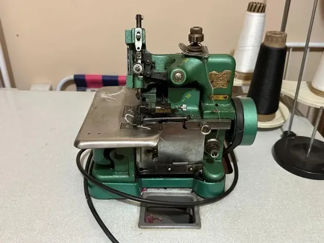 Máquina de costura Overlock Butterfly GN1-6 (chinesinha) - Semi industrial.