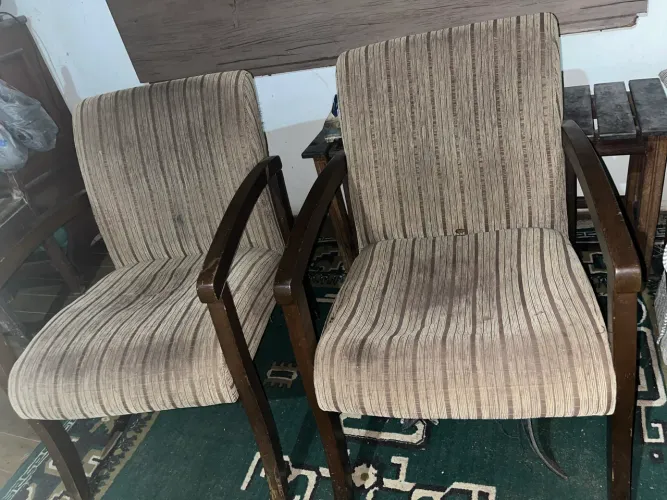 Par de Poltronas Estofadas em Madeira