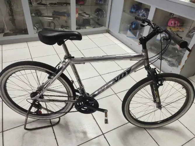 Bicicleta aro 26" alumínio polido 21 velocidades usada sem nenhum defeito mecânico.