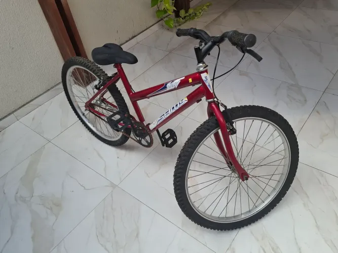 Bicicleta vermelha unissex aro 24 com apenas 1 ano de uso, porém em ótimo estado de.