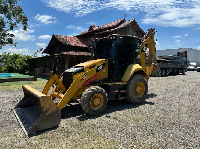 Retroescavadeira Caterpillar 416F2