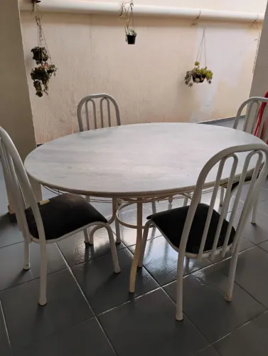 Vendo mesa de mármore com 6 cadeiras 