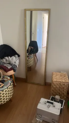 Espelho de corpo inteiro com moldura fina