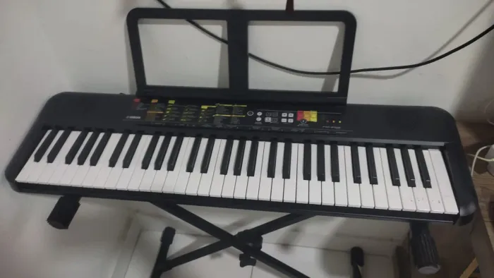 Teclado musical Yamaha PSR F52