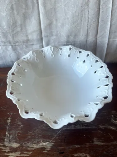 Tigelas de porcelana branca vintage com renda redonda parte inferior canelada
