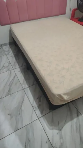 Vendo uma cama de casal box , uma cabeceira rosa e um ventilador, tudo junto. Valor 500 