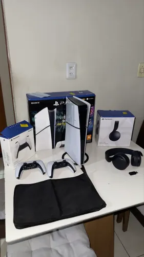 ? PlayStation 5 Slim (Mídia Digital) + 2 Controles + Headset Sem Fio Original