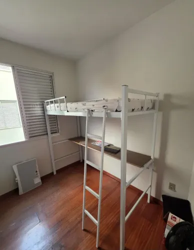 Cama suspensa com Escrivaninha 