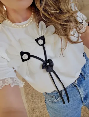 T-SHIRT COM RENDA BROCHE LAÇO