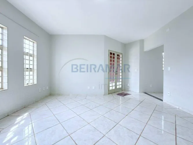 Residencial Fênix | Casa com 4 Quartos (1 Suíte), Piscina e 5 Vagas de Garagem na Vicente 