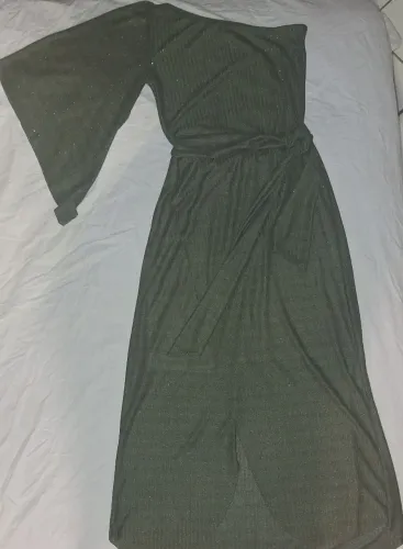 Vestido de Festa Midi/Longo Verde com Brilho, Manga Nula, Fenda e Cinto