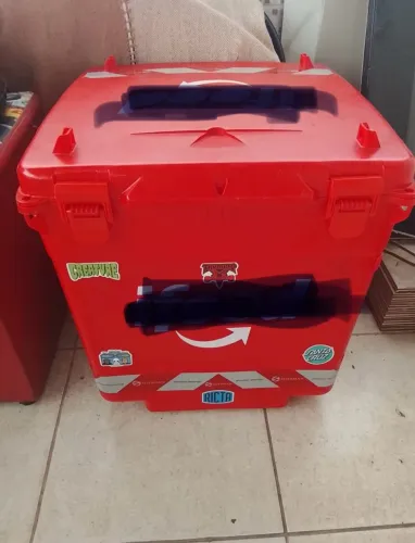 Baú rígido para entregas de moto em ótimo estado