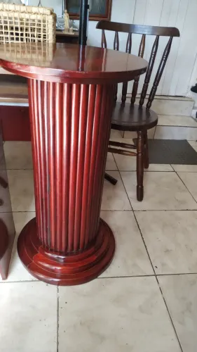 Pedestal madeira mogno