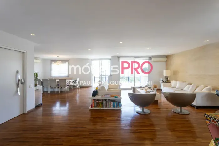 Apto de alto padrão de 270m² com 3 suítes e 4 vagas na av Horácio Lafer.