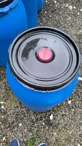 Bombonas de plástico de cor azul de 200 litros