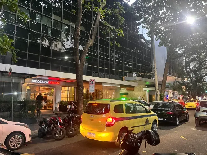 Loja ao lado do Shopping Rio Design Leblon