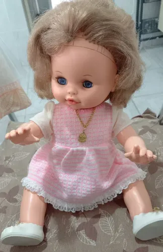 Uma boneca  vintage  chuchu  estrela   chora e está conservada     40 cm de altura .