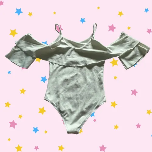 Body branco com mangas abertas