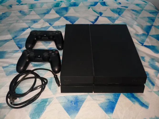 Console PS4 FAT 500GB com 2 controles