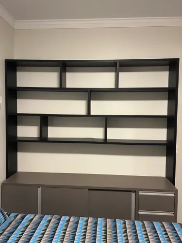 Estante/balcão com nichos e gaveteiro em MDF L2mxA2,25mxP0,40cm