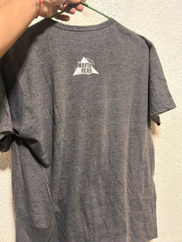 camiseta cinza mescla da marca Norte Nerd c uma estampa temática "Amazônia Forever"