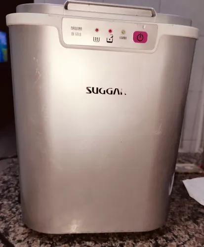 Maquina de gelo Suggar com defeito 