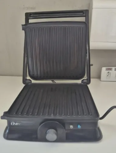 Grill elétrico Oster OGRL210