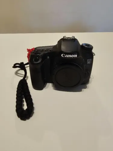Canon EOS 70D + Lente EF-S 18-55mm f/3.5-5.6 IS STM