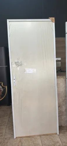 Porta batente alumínio, folha de madeira. Med. Externa 84x2,15