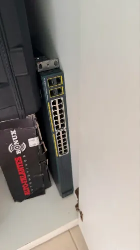 Switch Cisco Catalyst 2960 da série 24 portas, identificado como um modelo PoE.