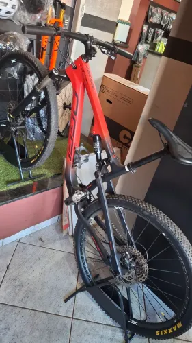 Catura carbono tamanho 17, pneus  com tubeless, pedal clip, selim vello, fechada no deore