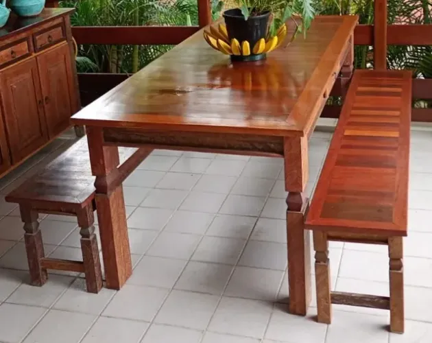 Mesa com bancos em madeira maciça Angelim