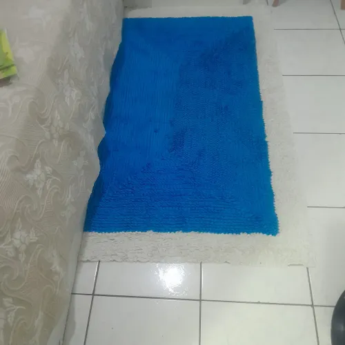 Vende-se esse lindo tapete azul e branco frufru em malha em gel, medindo 1 × 2,0 m.